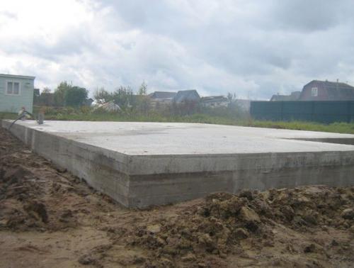 Нужно ли армировать фундамент под забор из профнастила. Как правильно сделать своими руками ленточный фундамент под забор из профнастила с кирпичными столбами