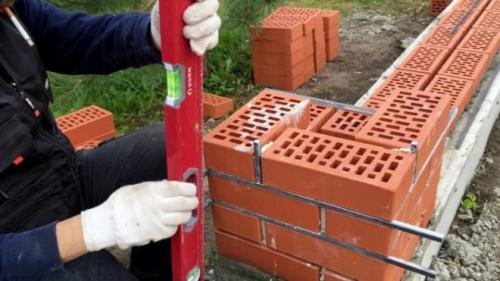 Фундамент под забор из кирпича и профнастила. Забор на ленте с кирпичными столбами