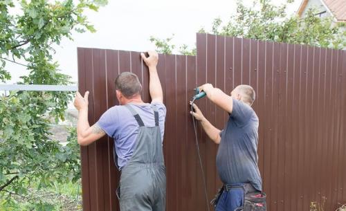 Забор из профлиста своими руками без сварки. Пошаговая инструкция: строительство забора из профлиста (металлопрофиля) своими руками без сварки и с ней, с фото и видео! 04 Забор из профлиста своими руками без сварки. Пошаговая инструкция: строительство забора из профлиста (металлопрофиля) своими руками без сварки и с ней, с фото и видео! 04