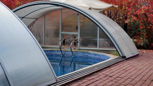 Сдвижной навес из поликарбоната для бассейна: преимущества и особенности 09 Сдвижной навес из поликарбоната для бассейна: преимущества и особенности 09