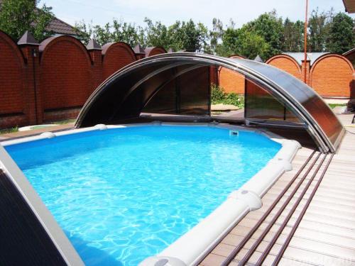 Какие преимущества сдвижного навеса из поликарбоната для бассейна перед другими материалами. Делаем отдых у открытого бассейна идеальным в любую погоду — раздвижной павильон