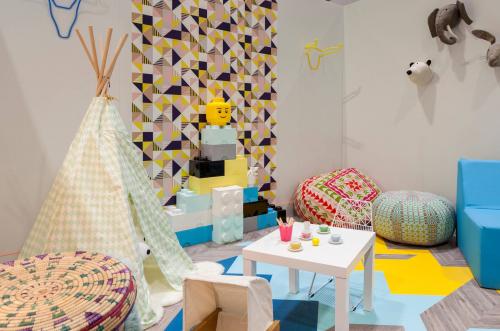 Как украсить стену в детской своими руками. Декор стен в детской комнате своими руками