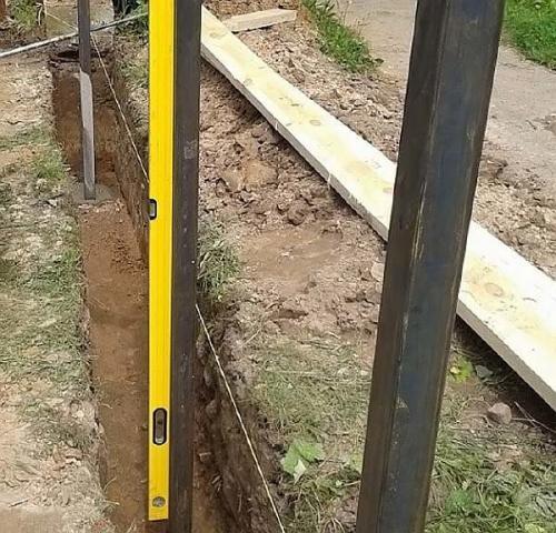 Установка металлических столбов для забора своими руками.  Установка столбов под забор 13 Установка металлических столбов для забора своими руками.  Установка столбов под забор 13
