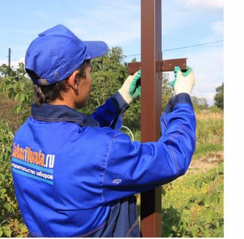 Как сделать каркас для забора. Монтируем опоры и каркас