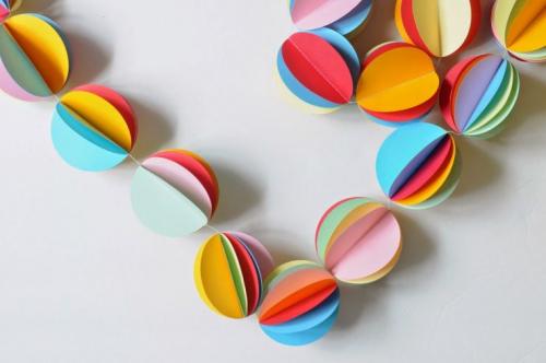 Как украсить комнату на день рождения своими руками из бумаги. Украшения из бумаги своими руками: идеи создания стильных и долговечных бумажных украшений для декора дома и офиса (100 фото + видео)