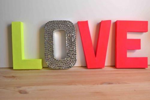 Как украсить комнату на день рождения своими руками из бумаги. Украшения из бумаги своими руками: идеи создания стильных и долговечных бумажных украшений для декора дома и офиса (100 фото + видео)