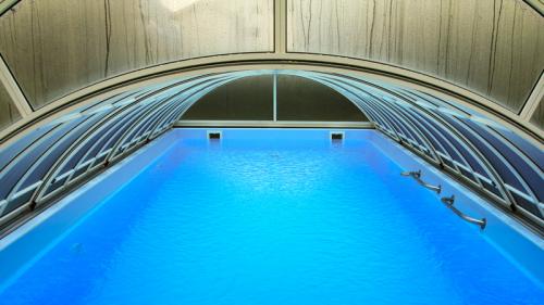 Навес для бассейна из прозрачного поликарбоната: преимущества и особенности 02