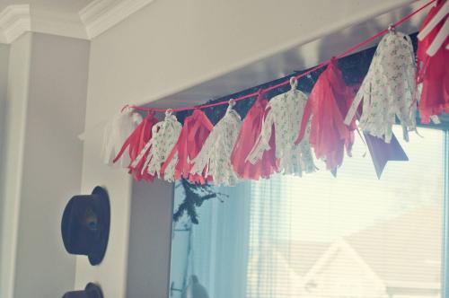 Декор комнаты своими руками из бумаги. Особенности размещения украшений