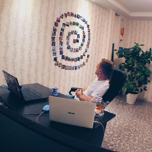 Как можно создать стену с картинками своими руками. Как расположить фотографии на стене (33 схемы)