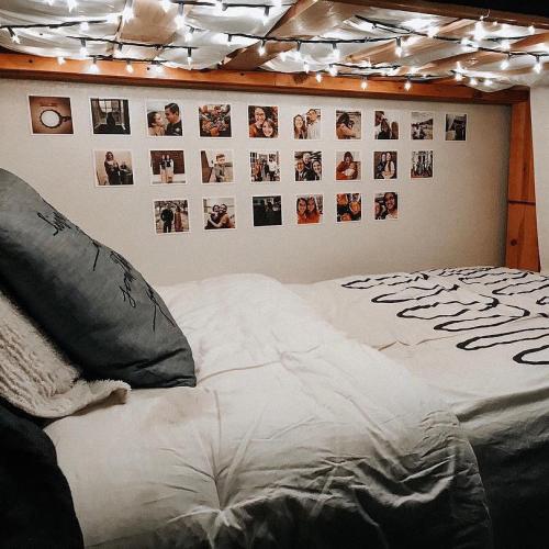 Как можно создать стену с картинками своими руками. Как расположить фотографии на стене (33 схемы)