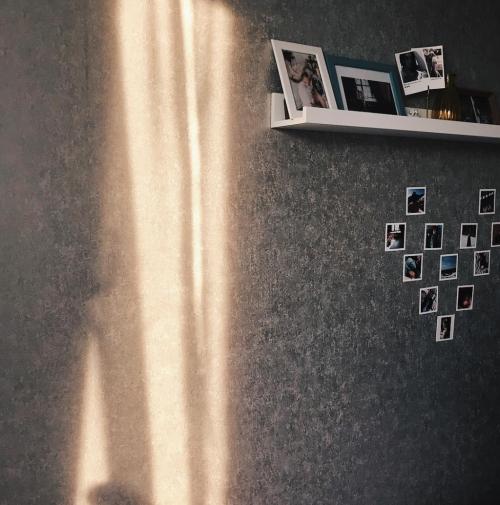 Как можно создать стену с картинками своими руками. Как расположить фотографии на стене (33 схемы)