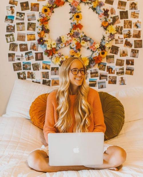 Как можно создать стену с картинками своими руками. Как расположить фотографии на стене (33 схемы)