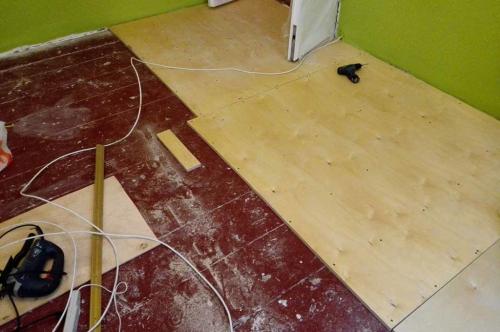 Гуляет пол. Ламинат вздулся, гуляет или ходит после укладки? Как исправить