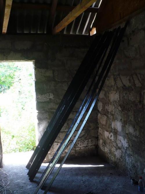 Укрепление деревянных лаг перемычками. Усиление деревянных балок перекрытия металлическим уголком. Процесс работы 01 Укрепление деревянных лаг перемычками. Усиление деревянных балок перекрытия металлическим уголком. Процесс работы 01