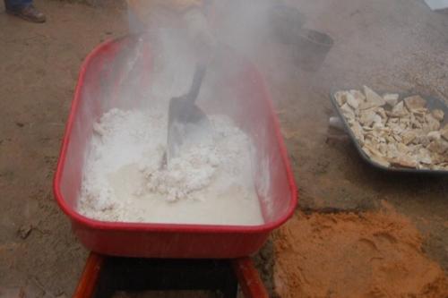 Применение извести для побелки погреба. Какой известью белить погреб: гашеной или негашеной, белой или цветной