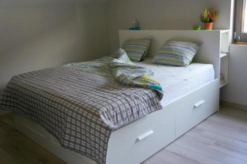 Мягкое изголовье кровати икеа. 5 общих правил при покупке двуспальной кровати в IKEA