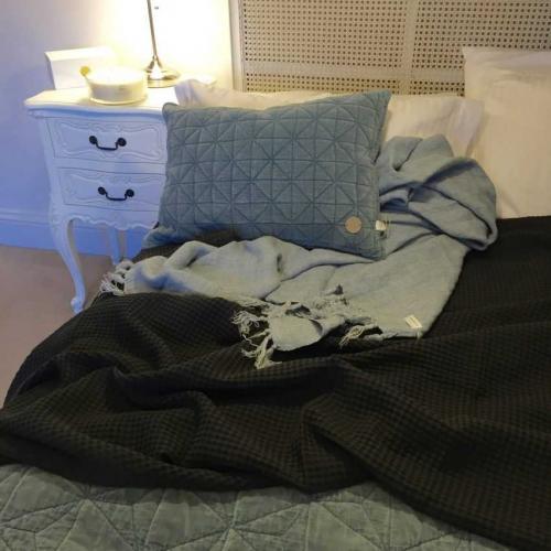 Покрывало на кровать фасоны. Покрывало на кровать в спальню в современном стиле: обзор новинок дизайна + фото