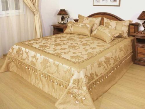 Покрывало на кровать фасоны. Покрывало на кровать в спальню в современном стиле: обзор новинок дизайна + фото