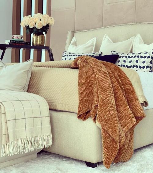 Как заправляют постель женщины в разных странах. Зачем мужчины заправляют футболку в джинсы? 11