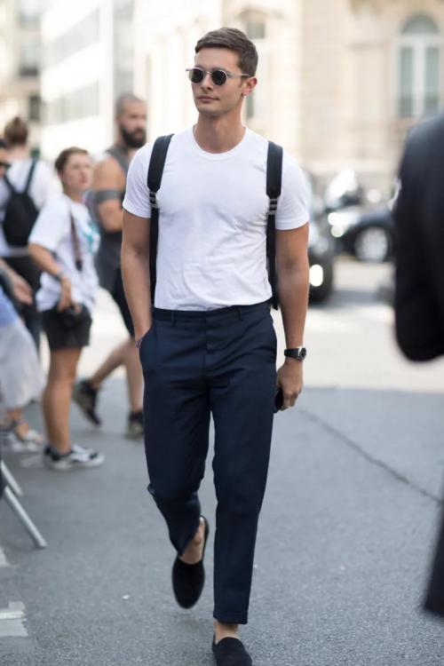 Как заправляют постель женщины в разных странах. Зачем мужчины заправляют футболку в джинсы?