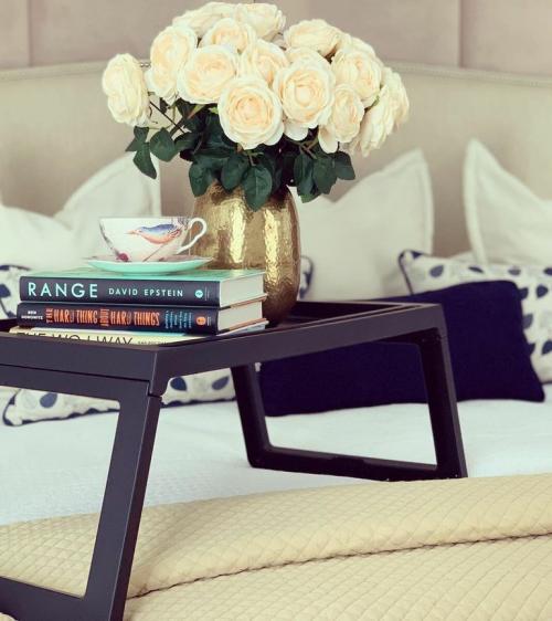 Как заправляют постель женщины в разных странах. Зачем мужчины заправляют футболку в джинсы? 12