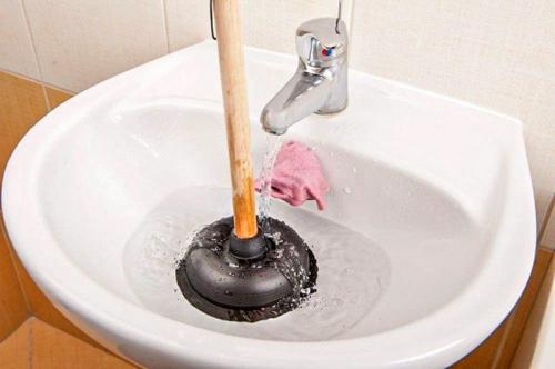 Как прочистить трубы в ванной в домашних условиях. Механические способы ликвидации