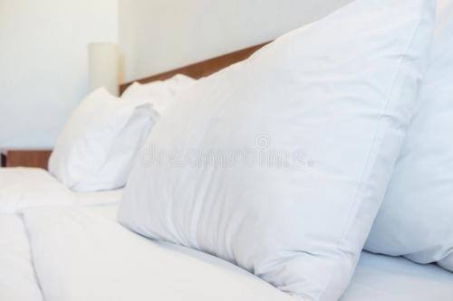 Как ЗАПРАВЛЯТЬ КРОВАТЬ КРАСИВО. Быстрые способы