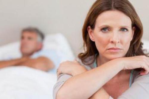 Горизонтальный деревянный забор на металлических столбах. Монтаж штакетника