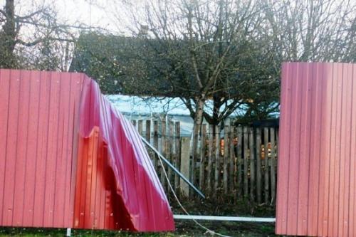 Забор с железными столбами. Вводная часть