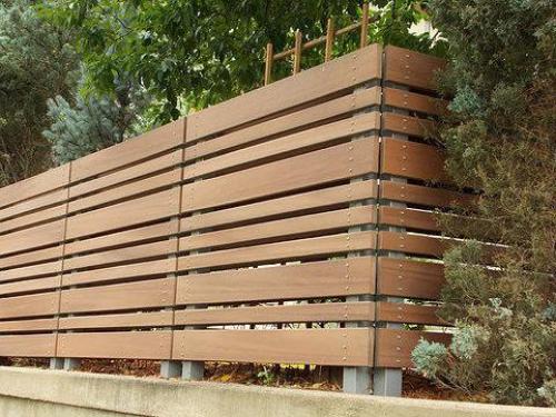 Горизонтальный деревянный забор на металлических столбах. Монтаж штакетника