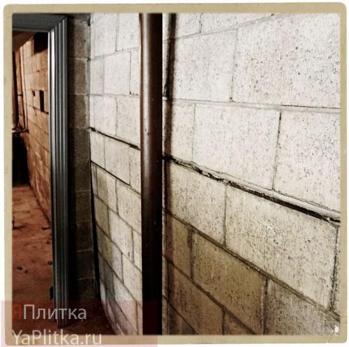 Чем выровнять стены в ванной перед укладкой плитки. Необходимость ровной поверхности под плитку