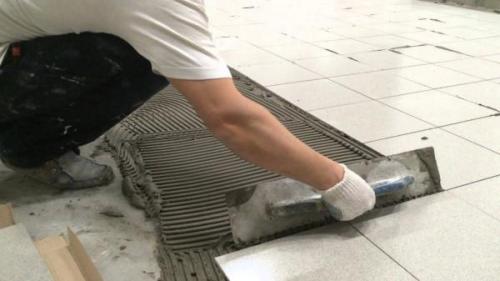 Клей на плитку или на стену. Как правильно наносить клей: на плитку или на поверхность