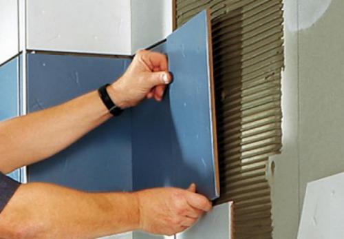 Клей на плитку или на стену. Как правильно наносить клей: на плитку или на поверхность