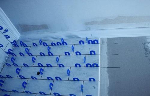 Чем грунтовать старые стены перед укладкой плитки. Очистка поверхности облицовки от кафеля и грунтовки