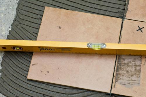 Как положить плитку в ванной новичку. Ша.  Укладка первой плитки и первого ряда