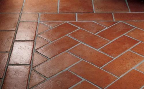 Нужно ли смачивать поверхность перед нанесением плиточного клея. Зачем при укладке плитки её смачивают и при использовании, какого клея нельзя это делать и почему