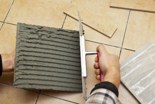 Как положить плитку в ванной новичку. Ша.  Укладка первой плитки и первого ряда