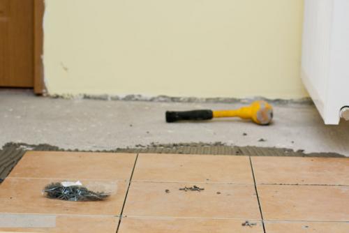 Как положить плитку в ванной новичку. Ша.  Укладка первой плитки и первого ряда