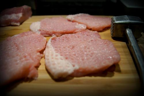 Как правильно нарезать мясо для отбивных. Мои отбивные всегда получаются сочными и с хрустящей корочкой. Я все время пользуюсь мамиными секретами 04