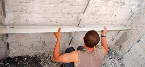 Чем обработать стены ванной перед укладкой плитки. Выравнивание штукатуркой