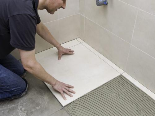 Нужно ли смачивать поверхность перед нанесением плиточного клея. Зачем плиточники увлажняют пол перед укладкой и что будет, если перестараться