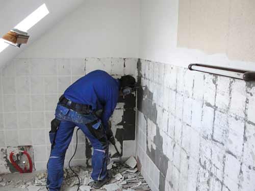 Как выполняется подготовка стены под плитку. Демонтаж старой отделки 01