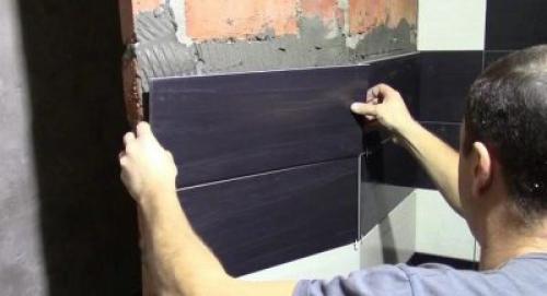 Подготовка кирпичной стены под плитку. Как положить плитку на кирпичную стену?