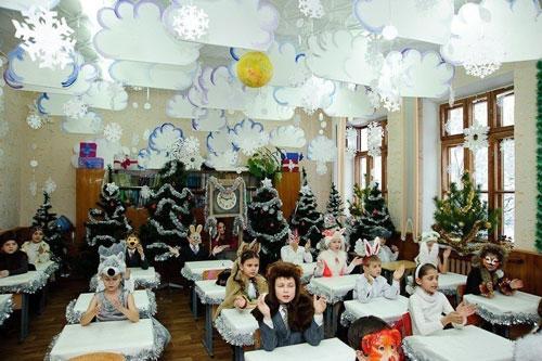 Украшения на Новый Год 2022 своими руками. Украсить класс к Новому году 2022 своими руками: 50 фото