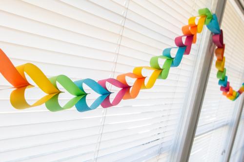 Декор из бумаги на стену. Особенности размещения украшений