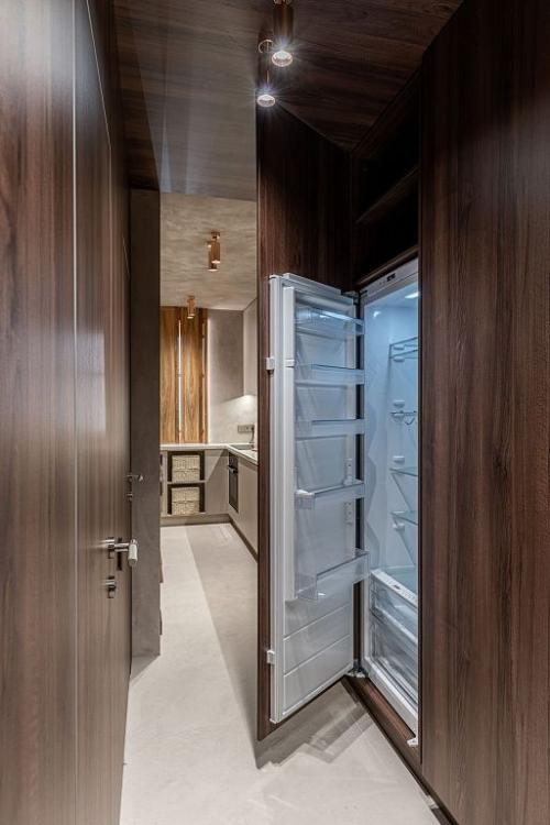 Дизайн кухни гостиной с коридором в студии. Houzz тур: Крошечная студия с кухней в коридоре 10