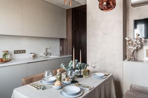 Дизайн кухни гостиной с коридором в студии. Houzz тур: Крошечная студия с кухней в коридоре 11