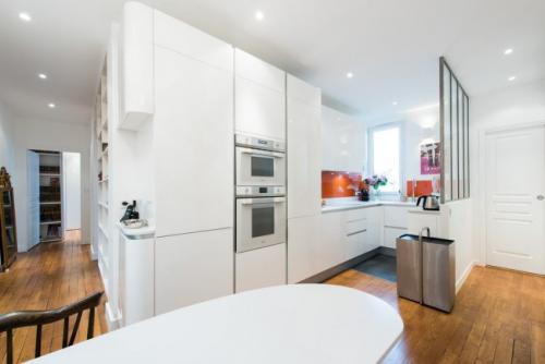 Дизайн кухни гостиной с коридором в студии. Houzz тур: Крошечная студия с кухней в коридоре 02