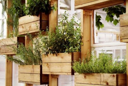 На окне горшок. Ящики для выращивания цветов за окном