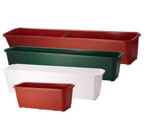 На окне горшок. Ящики для выращивания цветов за окном